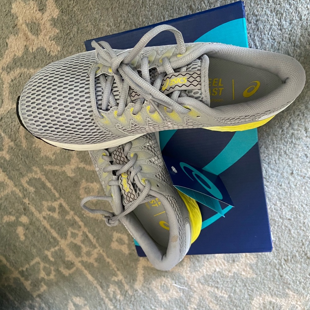 ASICS Women's ROAD HAWK FF 2 Flytefoam Running Sneakers Gray size 8.5